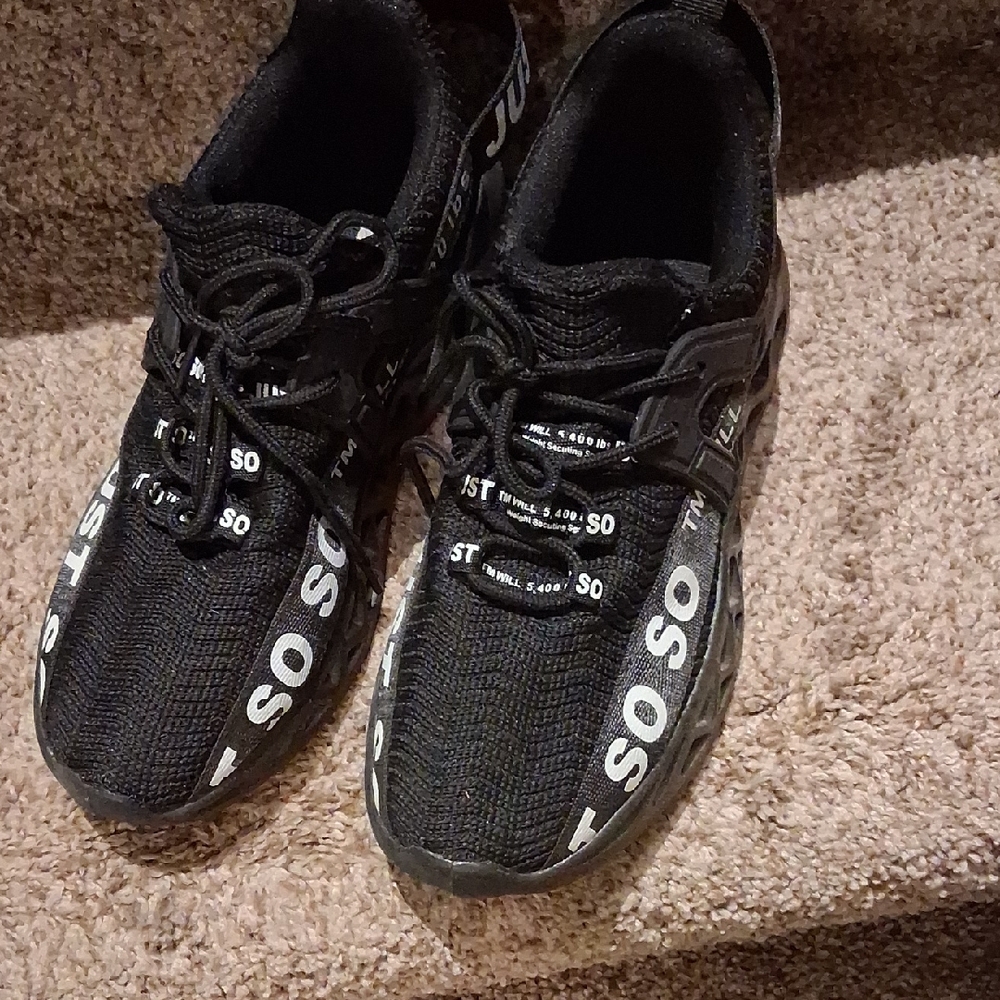 Black SO SO Sneakers